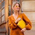 Bolsa no verão 2020: modelo de mão na cor amarela é ótima opção para quem prefere tons mais sóbrios no look