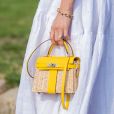 Bolsa na moda 2020: modelo de palha com detalhes em amarelo é combinação ideal entre 'handmade' e cor para o verão - e ainda acende o look branco monocromático
