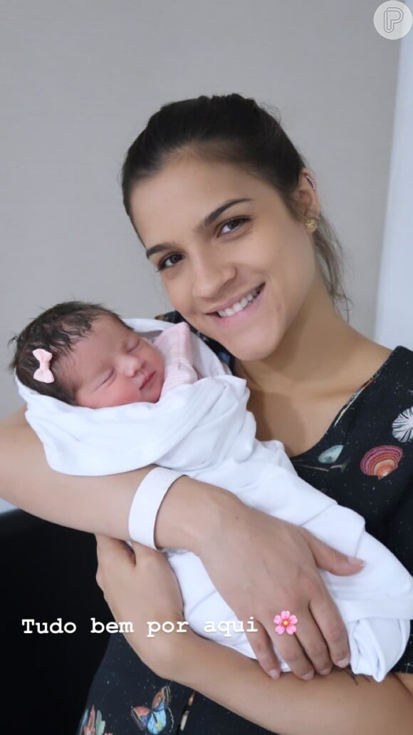 Mulher de Mateus Liduário, Marcella Barra posou com a filha, Flor, no colo