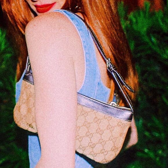 Marina Ruy Barbosa aliou uma calça de cintura baixa, bolsa grifada e blusa corselet