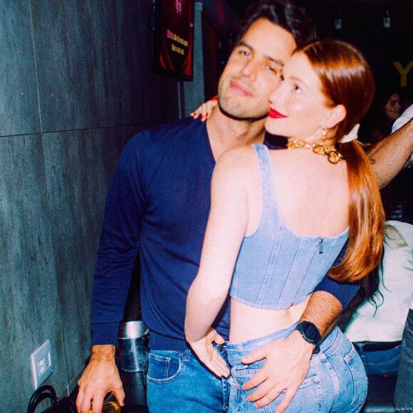 Marina Ruy Barbosa posou abraçada ao marido, Alexandre Negrão, em uma das fotos