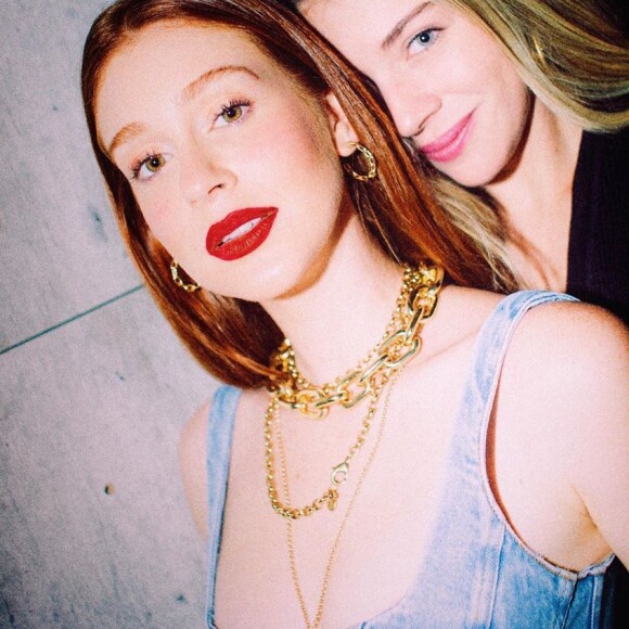 Marina Ruy Barbosa se divertiu em karaokê com a amiga Luma Costa
