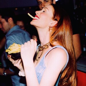 Marina Ruy Barbosa apareceu feliz da vida comendo batatas fritas