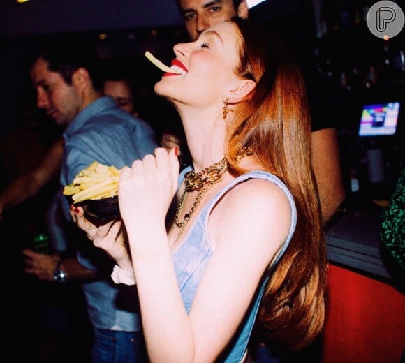 Marina Ruy Barbosa apareceu feliz da vida comendo batatas fritas