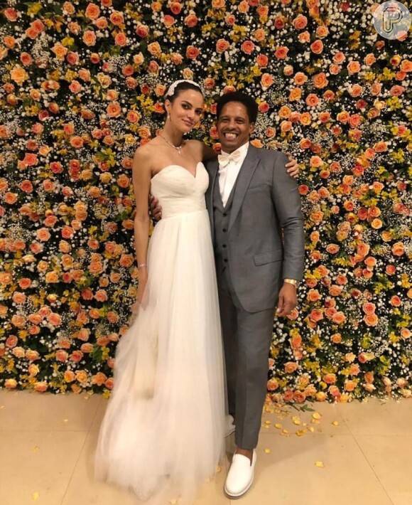 Barbara Fialho e o empresário Rohan Marley se casaram em Minas Gerais numa cerimônia intimista 
