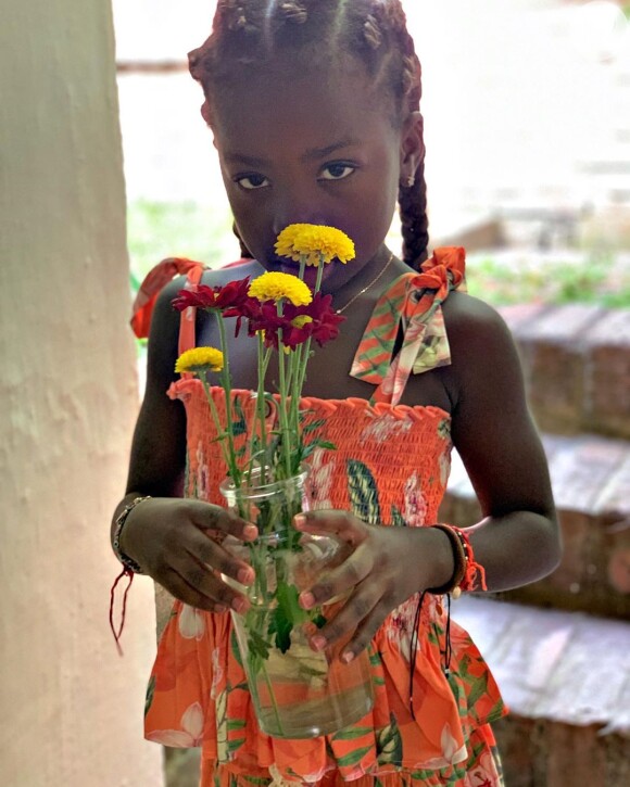 Filha mais velha de Giovanna Ewbank e Bruno Gagliasso, Títi tem 6 anos e também foi adotada pelo casal no Malauí