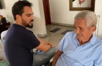 Luciano Camargo se diverte com o pai, Francisco, de 82 anos. Vídeo!