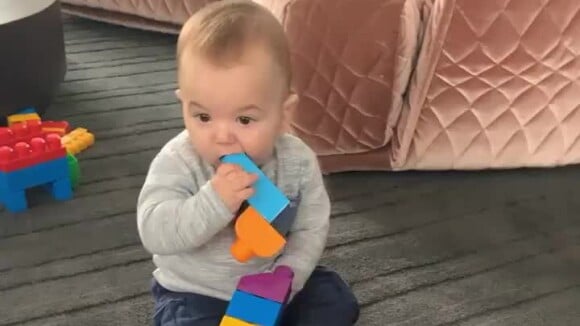 Patricia Abravanel filmou o filho caçula, Senor, de 8 meses, se divertindo com blocos de brinquedo de plástico