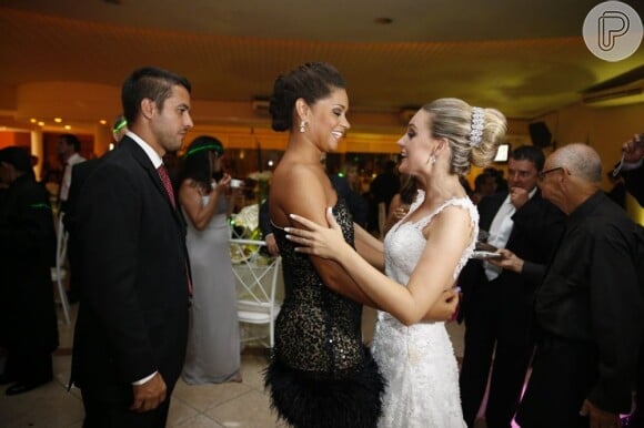 Thalita Ribeiro recebe os cumprimentos de Juliana Alves após a cerimônia de casamento