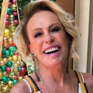 Ana Maria Braga tatuou o nome do namorado, Johnny Lucet, no antebraço