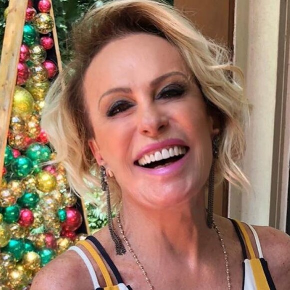 Ana Maria Braga tatuou o nome do namorado, Johnny Lucet, no antebraço