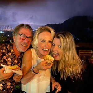 Ana Maria Braga 'devora' quitutes de festa com equipe do 'Mais Você'