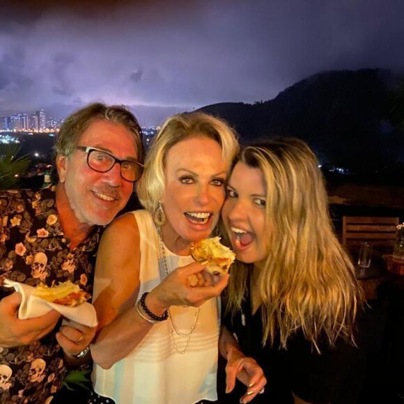 Ana Maria Braga 'devora' quitutes de festa com equipe do 'Mais Você'