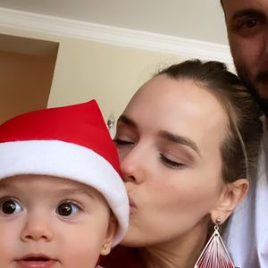Filha de Thaeme, Liz usou gorro e look vermelho em festa de família