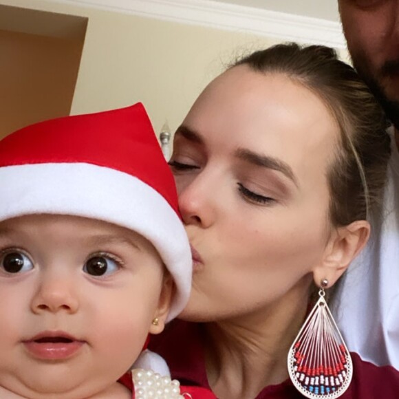 Filha de Thaeme, Liz usou gorro e look vermelho em festa de família