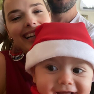 Thaeme se diverte em selfie com a filha, Liz, e o marido, Fabio da Lua