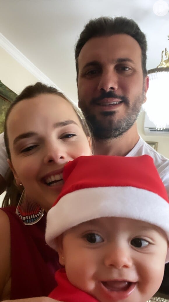 Thaeme se diverte em selfie com a filha, Liz, e o marido, Fabio da Lua