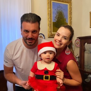 Filha de Thaeme ficou sentadinha em mini-cadeira em cima da mesa de Natal