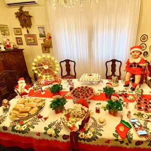 Filha de Thaeme, Liz ficou parada em cadeirinha em cima da mesa com comidas natalinas