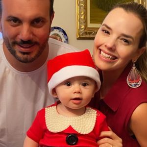 Thaeme faz foto divertida da filha, Liz, com look natalino em comemoração na sexta-feira, dia 20 de dezembro de 2019