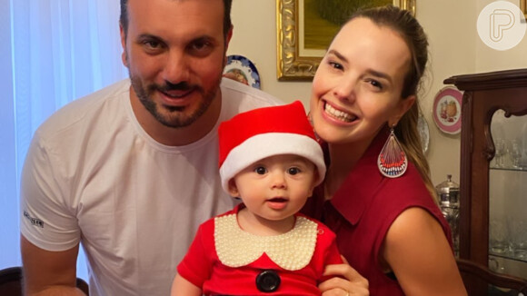 Thaeme faz foto divertida da filha, Liz, com look natalino em comemoração na sexta-feira, dia 20 de dezembro de 2019