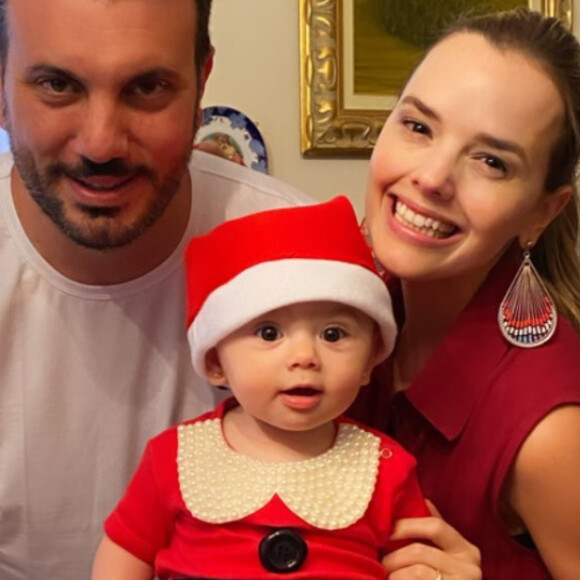 Thaeme faz foto divertida da filha, Liz, com look natalino em comemoração na sexta-feira, dia 20 de dezembro de 2019