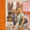 Sofia, filha de Grazi Massafera, apareceu com a atriz e Caio Castro em foto compartilhada por fã