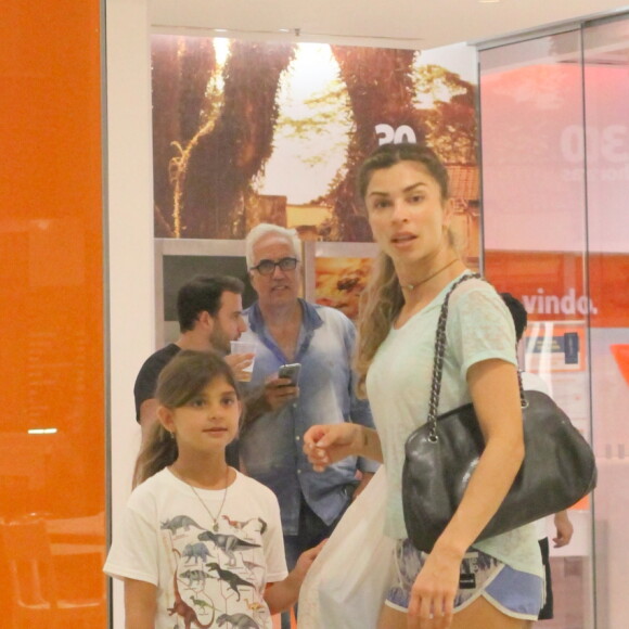 Sofia, filha de Grazi Massafera, apareceu com a atriz e Caio Castro em foto compartilhada por fã