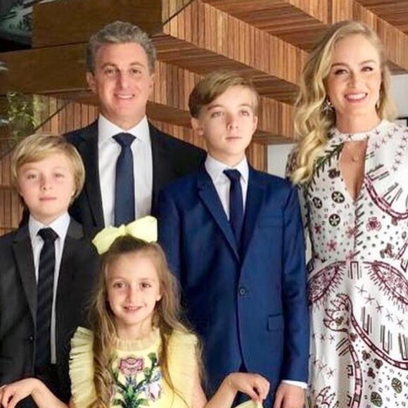 Luciano Huck e Angélica postaram foto dos filhos reunidos: 'Desejamos um feliz Natal. Que seja uma noite de muito amor, felicidade e boas risadas. Família Ksyvickis Huck'
