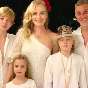 Luciano Huck posa com filhos e comentário de Caio Castro agita fãs nesta terça-feira, dia 24 de dezembro de 2019