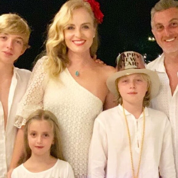 Luciano Huck posa com filhos e comentário de Caio Castro agita fãs nesta terça-feira, dia 24 de dezembro de 2019