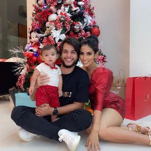 Jade Seba apostou na tendência das mangas bufantes em seu look de Natal