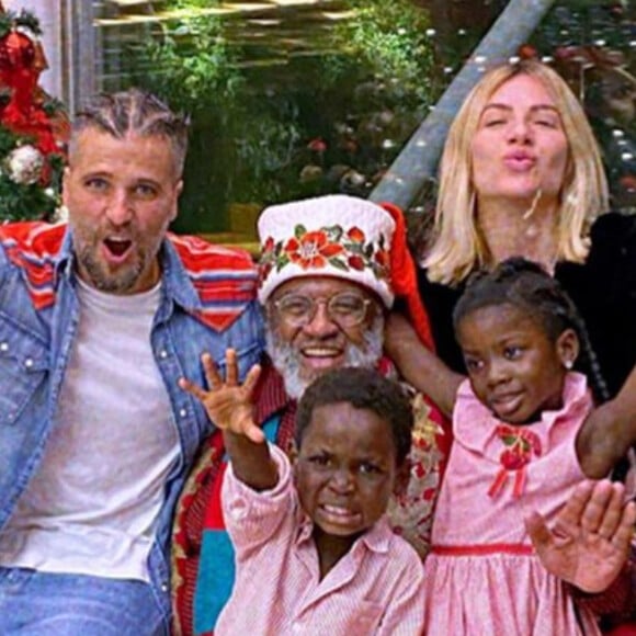 Giovanna Ewbank e Bruno Gagliasso convidam o Papai Noel Seu Rubens para comemorar Natal em família