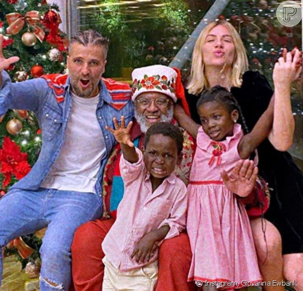 Giovanna Ewbank e Bruno Gagliasso convidam o Papai Noel Seu Rubens para comemorar Natal em família