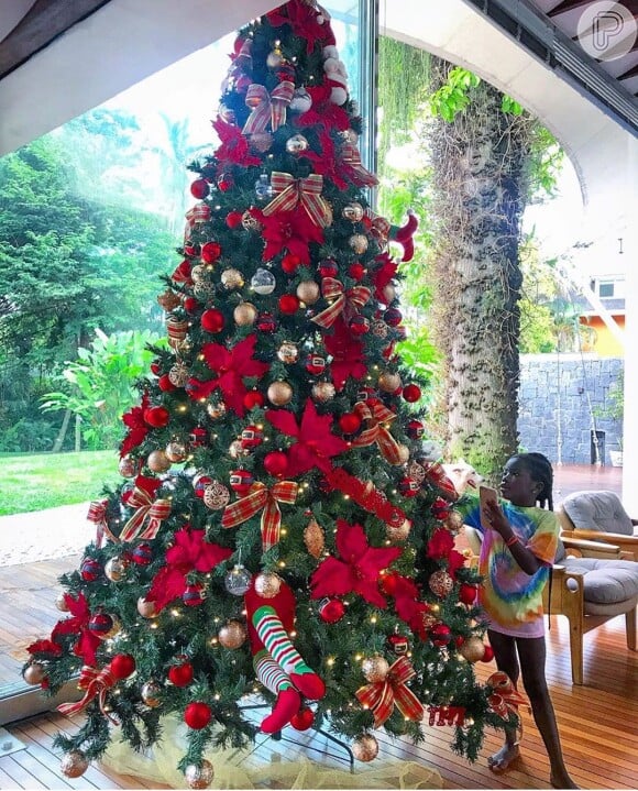 Giovanna Ewbank surpreende ao mostrar a filha, Títi, ao lado da árvore de Natal