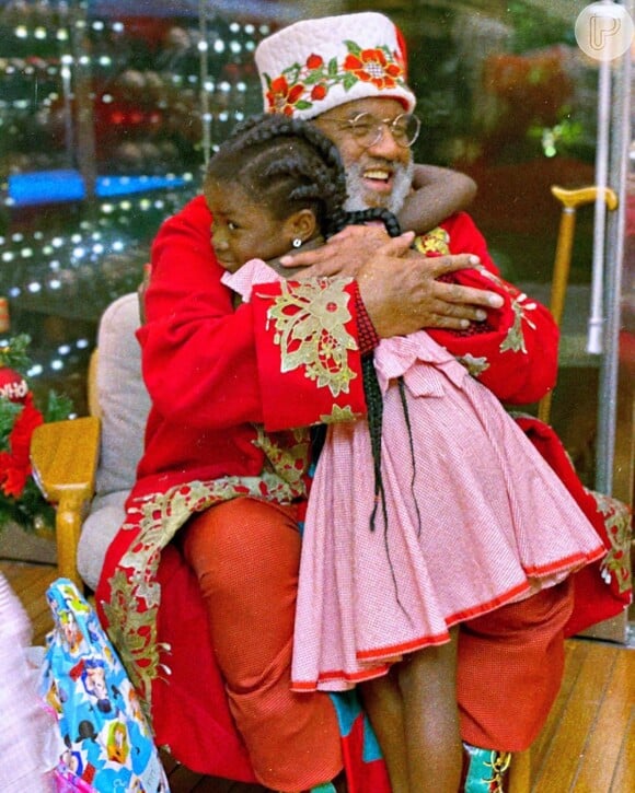 Giovanna Ewbank fala sobre representatividade ao compartilhar fotos do Papai Noel Seu Rubens no Natal em família: 'Importa, sim'