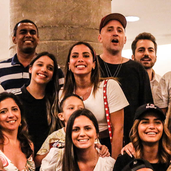 Anitta chama atenção com visual bronzeado em cinema
