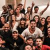 Marido de Paulo Gustavo, Thales Bretas se reúne com amigos e família de Anitta no cinema