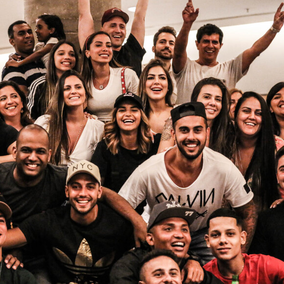Marido de Paulo Gustavo, Thales Bretas se reúne com amigos e família de Anitta no cinema