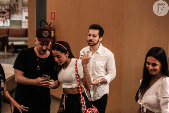 Anitta faz stories com Paulo Gustavo no cinema