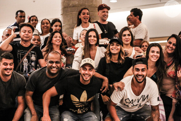 Anitta reúne família e amigos de Honório Gurgel em cinema do Rio de Janeiro após confraternização em casa