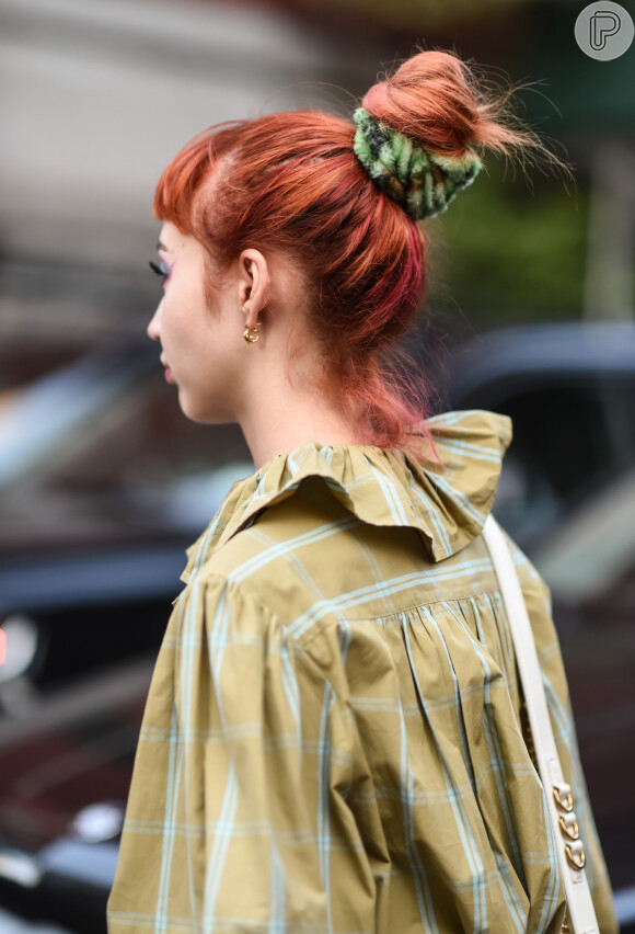 As xuxinhas grandes e estampadas deixam o penteado mais estiloso em dias de bad hair day