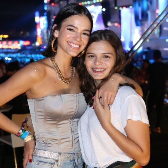 Bruna Marquezine viajou acompanhada pela irmã, Luana