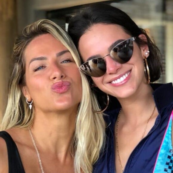 Bruna Marquezine está com os amigos Giovanna Ewbank e Bruno Gagliasso