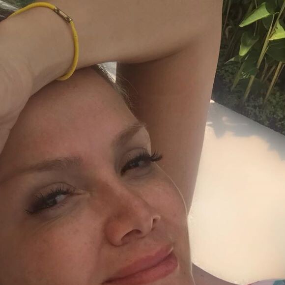 Eliana posou sem maquiagem e exibiu o corpo em forma em foto de biquíni