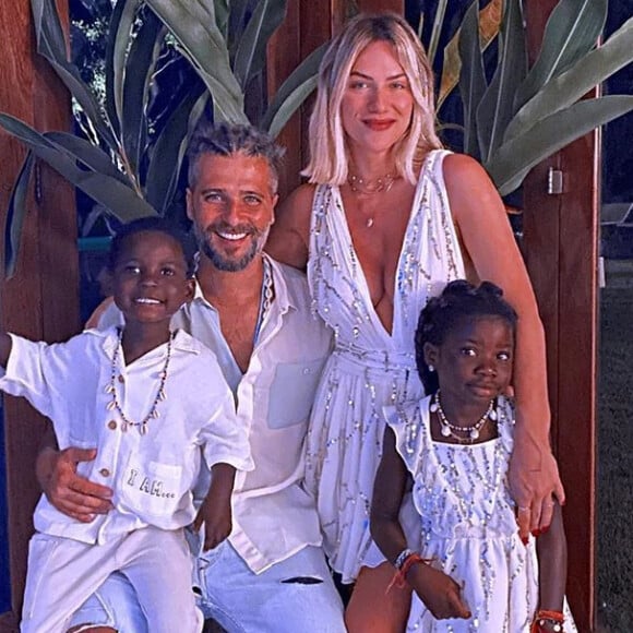 Giovanna Ewbank passa primeiro Réveillon grávida e reúne família em Trancoso, na Bahia