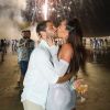 Sabrina Sato troca beijos apaixonados com Duda Nagle sobre queima de fogos no Réveillon