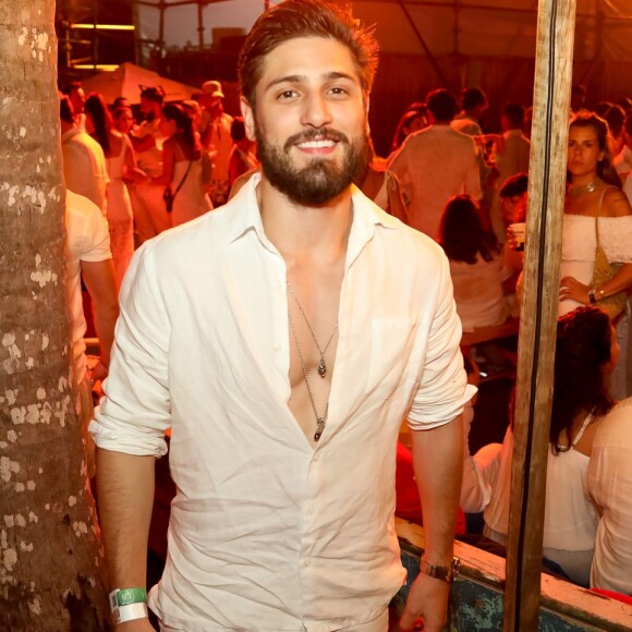 Daniel Rocha curte virada do Ano Novo em Itacaré, Bahia, na madrugada desta quarta-feira, 01 de janeiro de 2019