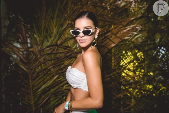 Moda de Mariana Rios: óculos retrô e top cropped branco foram as escolhas fashionistas da atriz