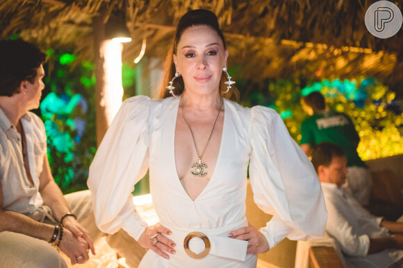 Vestido branco na moda: Claudia Raia apostou em modelo com decote em V e manga bufante